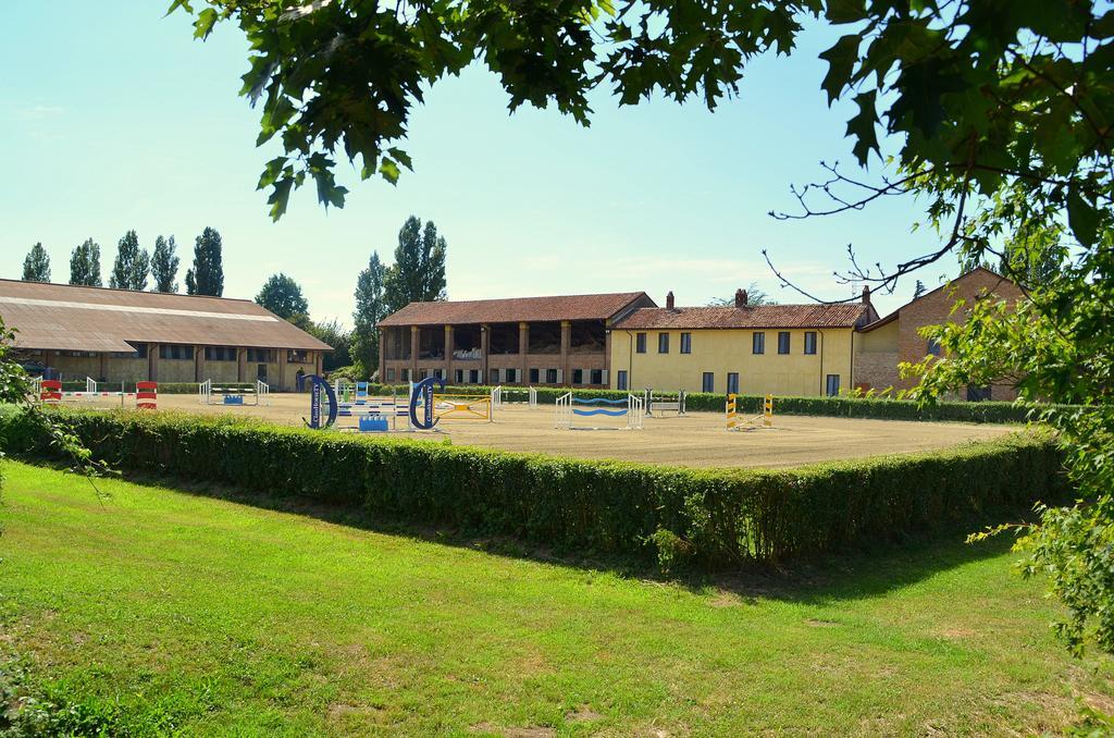 Agriturismo Borgo San Francesco Basiglio Eksteriør billede